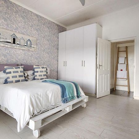 Blue's Guest House - East London Bonza Bay Esterno foto