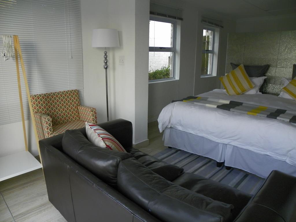 Blue's Guest House - East London Bonza Bay Esterno foto