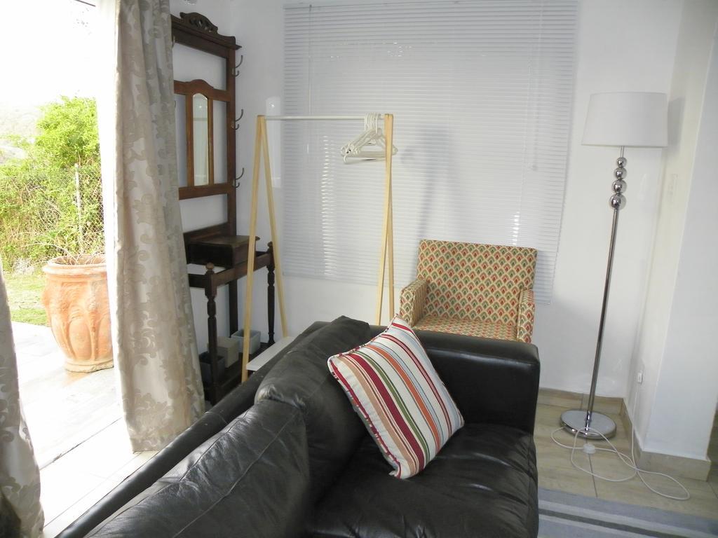 Blue's Guest House - East London Bonza Bay Esterno foto