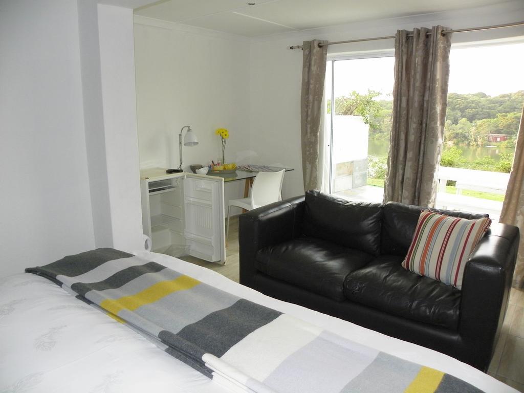 Blue's Guest House - East London Bonza Bay Esterno foto