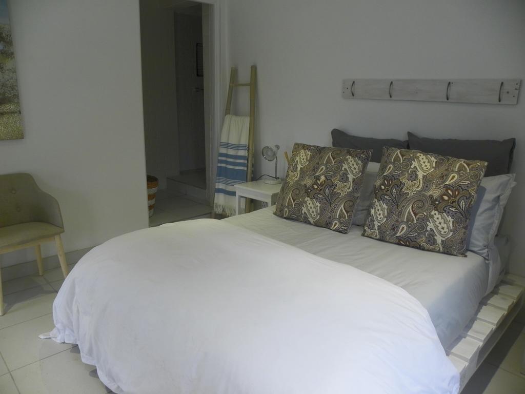 Blue's Guest House - East London Bonza Bay Esterno foto