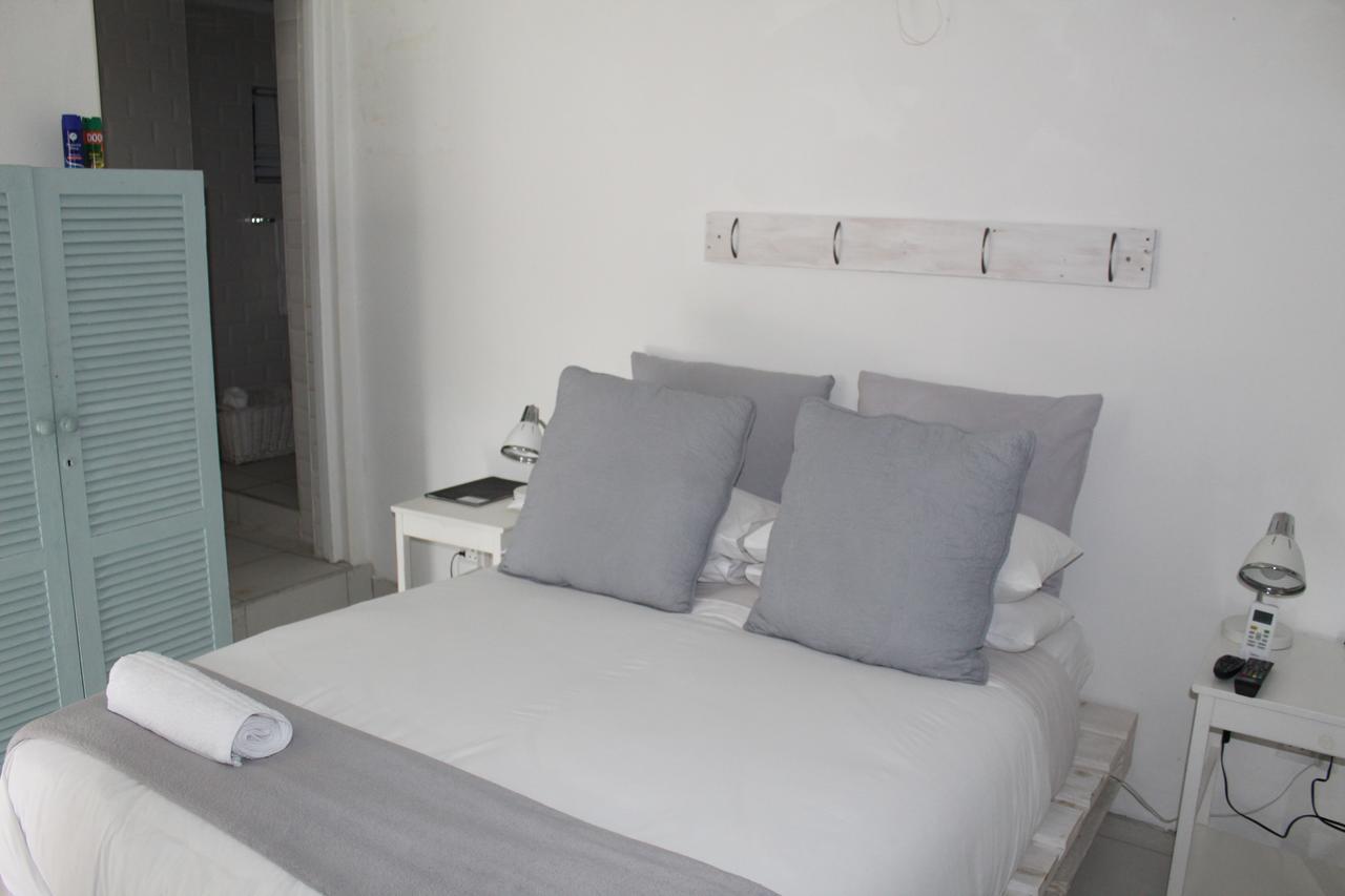 Blue's Guest House - East London Bonza Bay Esterno foto