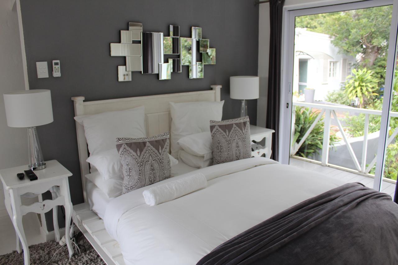Blue's Guest House - East London Bonza Bay Esterno foto