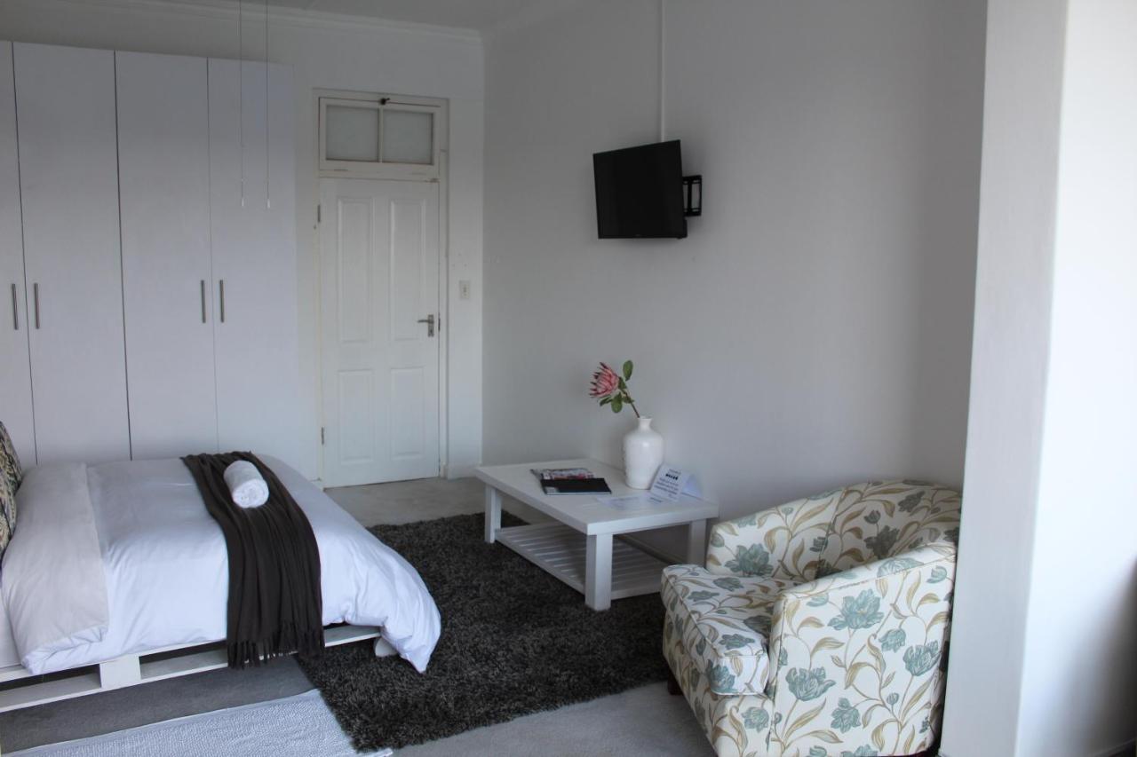 Blue's Guest House - East London Bonza Bay Esterno foto