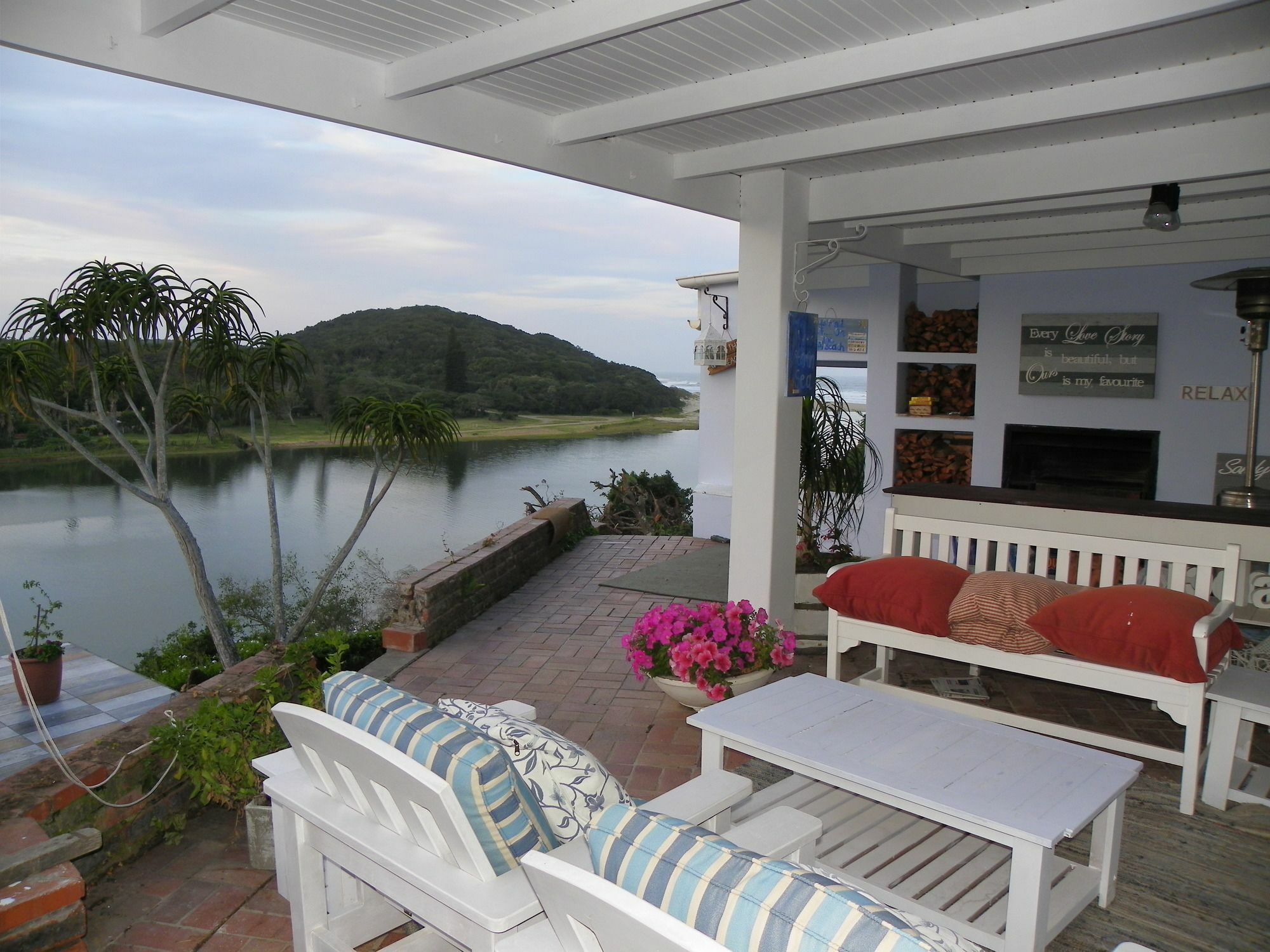 Blue's Guest House - East London Bonza Bay Esterno foto