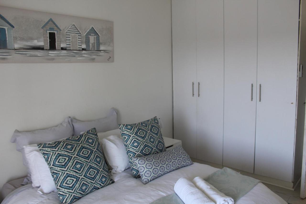 Blue's Guest House - East London Bonza Bay Esterno foto